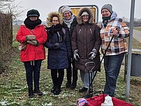Eine Gruppe von fünf Frauen steht in warmer Winterkleidung draußen.